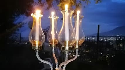 I prodotti di Noleggio candelabri e lampadari per eventi sono gestiti in esclusiva da allestimenti le rose